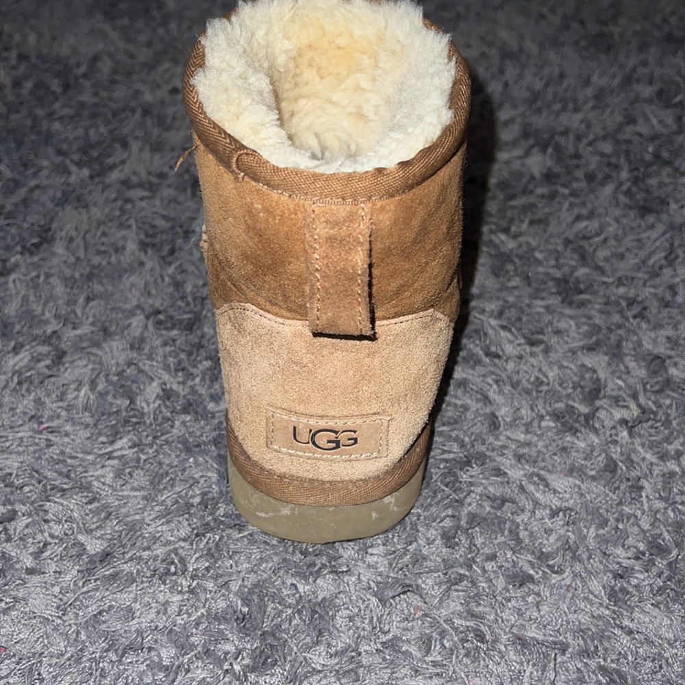 Right ugg boot - Picture 3 of 5